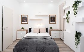 Extra Central - New - Charming Studio